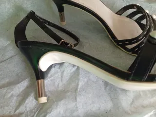 Sandalias tacón bajo negras elegantes