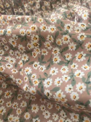 Mono floral marrón con cortes