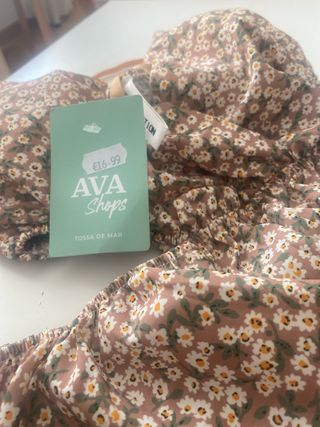 Mono floral marrón con cortes