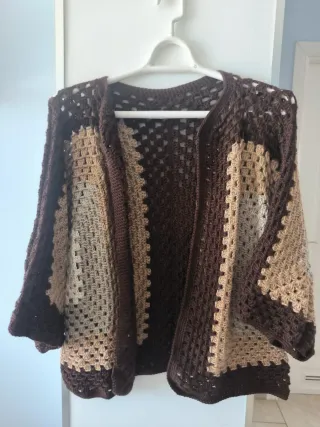 Prenda artesanal crochet beige y marrón