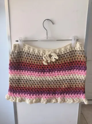 Prenda artesanal crochet beige y marrón