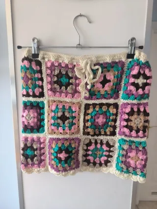 Prenda artesanal crochet beige y marrón