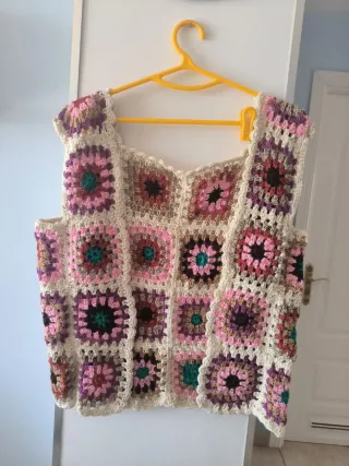 Prenda artesanal crochet beige y marrón