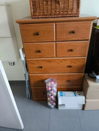 Cómoda de madera con cesta