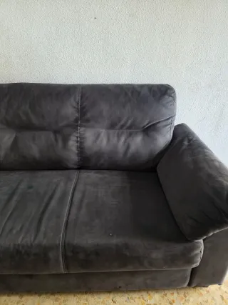 Un sofa comodo, tiene una mancha de pintura azul