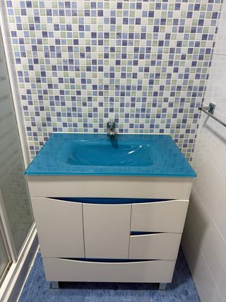 Mueble de baño azul y blanco