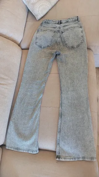 Pantalón campana gris claro. Talla 34 grande.