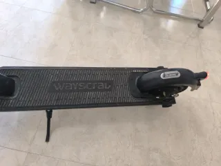 Patinete eléctrico wayscral  con muy poco uso.