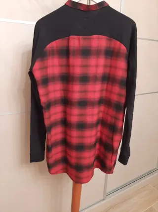 Camisa Roja-Negra talla S. NUEVA. Illusive London
