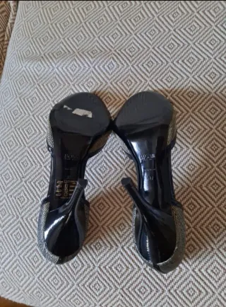 Zapatos de tacón negros y multicolor