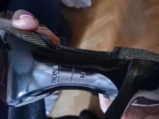 Zapatos de tacón negros y multicolor