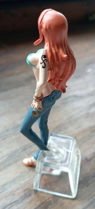 Figura Nami One Piece Bikini y Pantalón