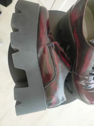 Zapatos de plataforma negros y rojos