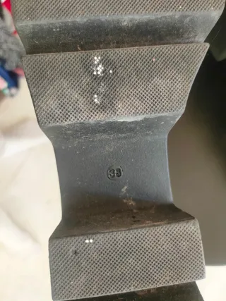 Zapatos de plataforma negros y rojos