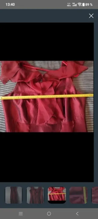 Vestido de gala rojo con volantes
