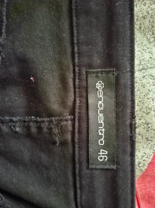 Falda corta negra talla 46 bordada