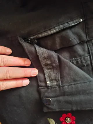 Falda corta negra talla 46 bordada