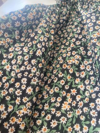 Mono floral negro con aberturas