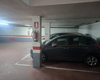 Plaza de garaje con trastero