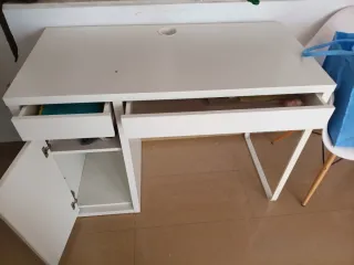 Mesa de escritorio blanca