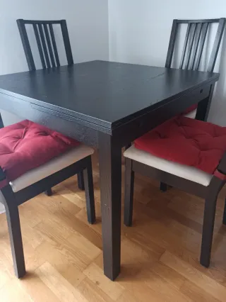 Mesa de comedor negra extensible.