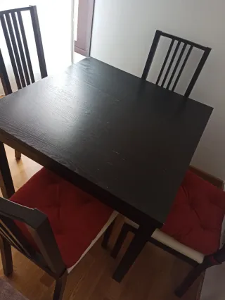 Mesa de comedor negra extensible.