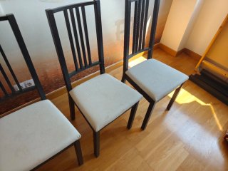 Mesa de comedor negra extensible.