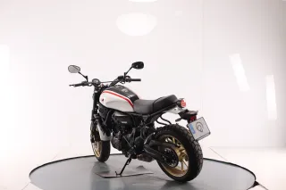 YAMAHA XSR 700 2025