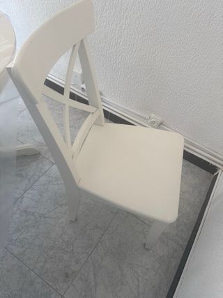 Mesa extensible blanca con 4 sillas