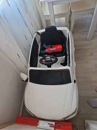 Coche eléctrico infantil blanco