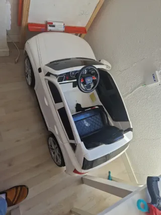 Coche eléctrico infantil blanco