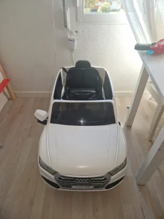 Coche eléctrico infantil blanco