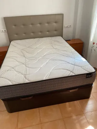 Cama tapizada beige y marrón