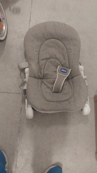 Trona infantil naranja y blanca y regalo gratis