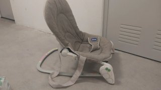 Trona infantil naranja y blanca y regalo gratis