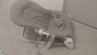 Trona infantil naranja y blanca y regalo gratis