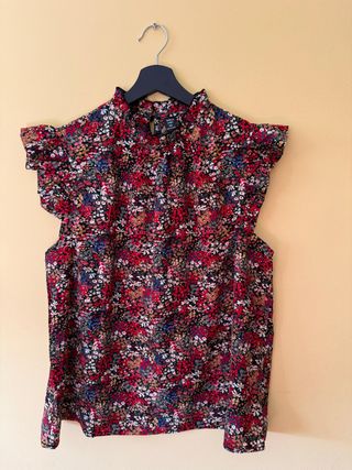 Blusa floral cuello de manga mariposa