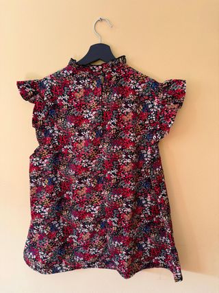 Blusa floral cuello de manga mariposa