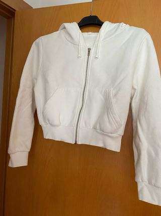 Sudadera corta con capucha y cremallera