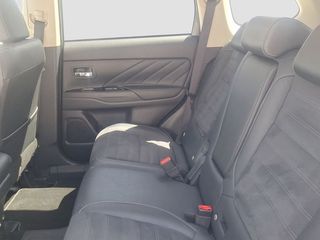 Mitsubishi Outlander PHEV Kaiteki 4WD