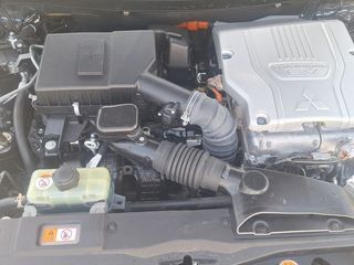 Mitsubishi Outlander PHEV Kaiteki 4WD