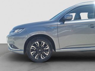 Mitsubishi Outlander PHEV Kaiteki 4WD