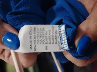 Blusa azul sin mangas con detalle plisado