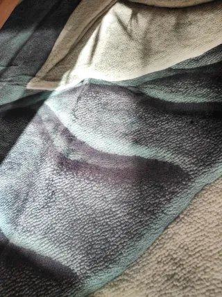 Alfombra de baño grande. En tonos verdes de hojas