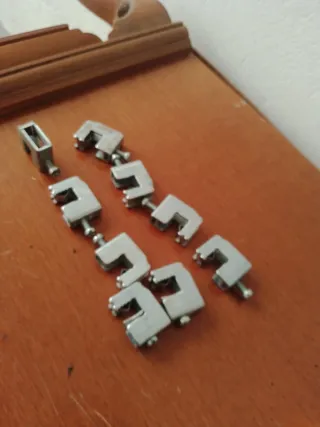 11 abrazaderas metálicas para cables