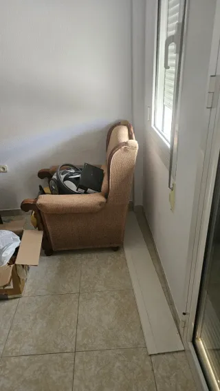 Sofá y 2 sillones de tela y madera