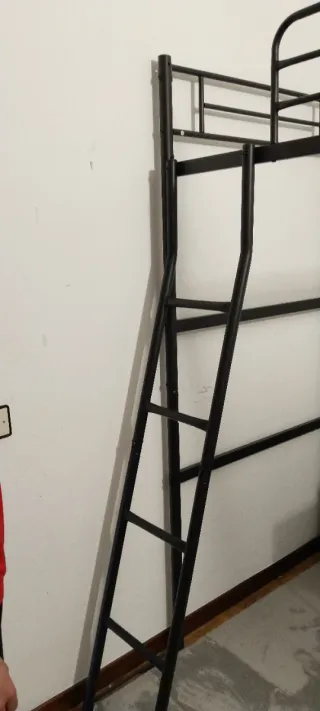 Cama alta metálica negra