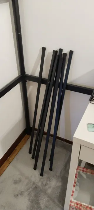 Cama alta metálica negra