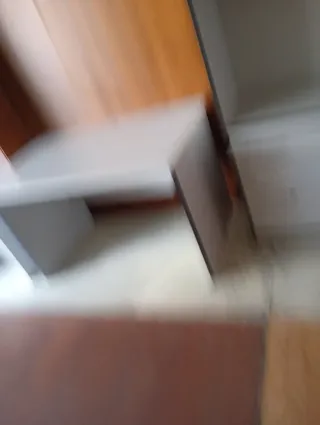 Mesa de estudio blanca y estantería