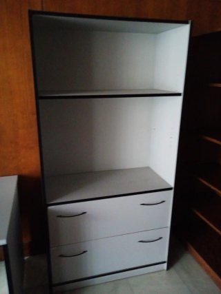 Estantería con mesas auxiliares